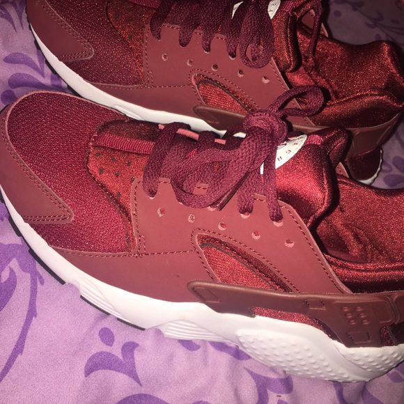 Burgundy nike Huarache shoes - Picture 2 of 3